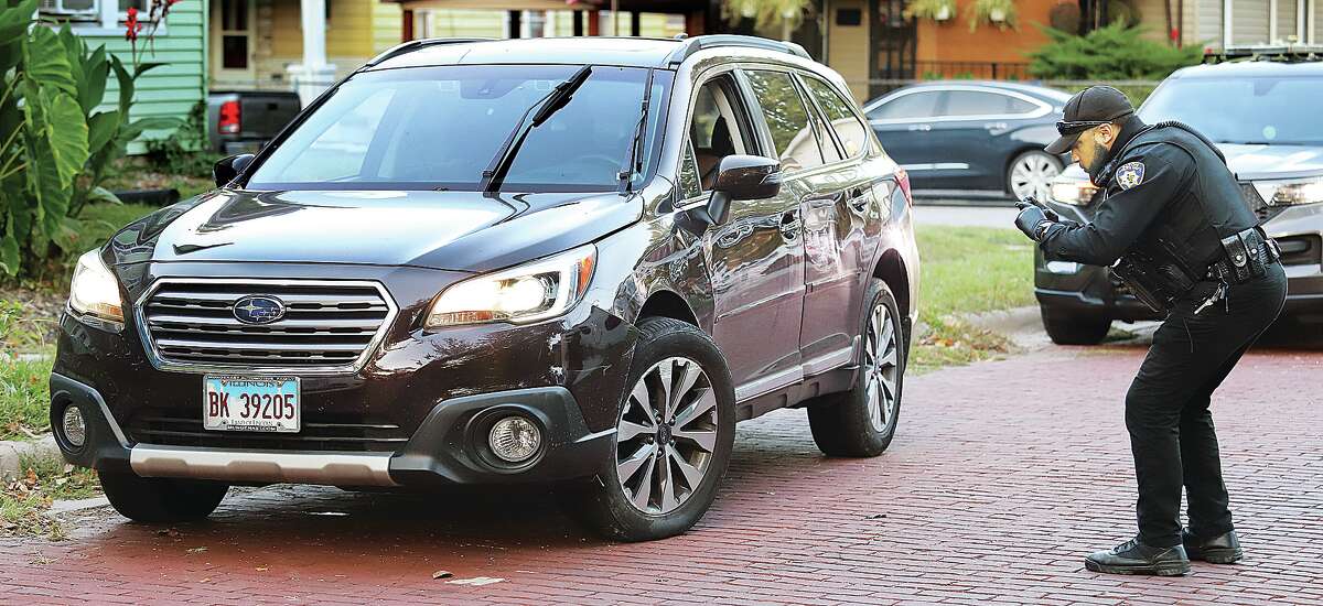 Suspects flee stolen car crash in Alton