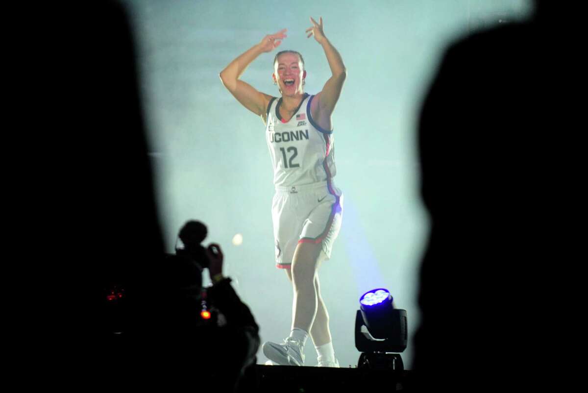 2023 No. 8 recruit KK Arnold commits to UConn women's basketball