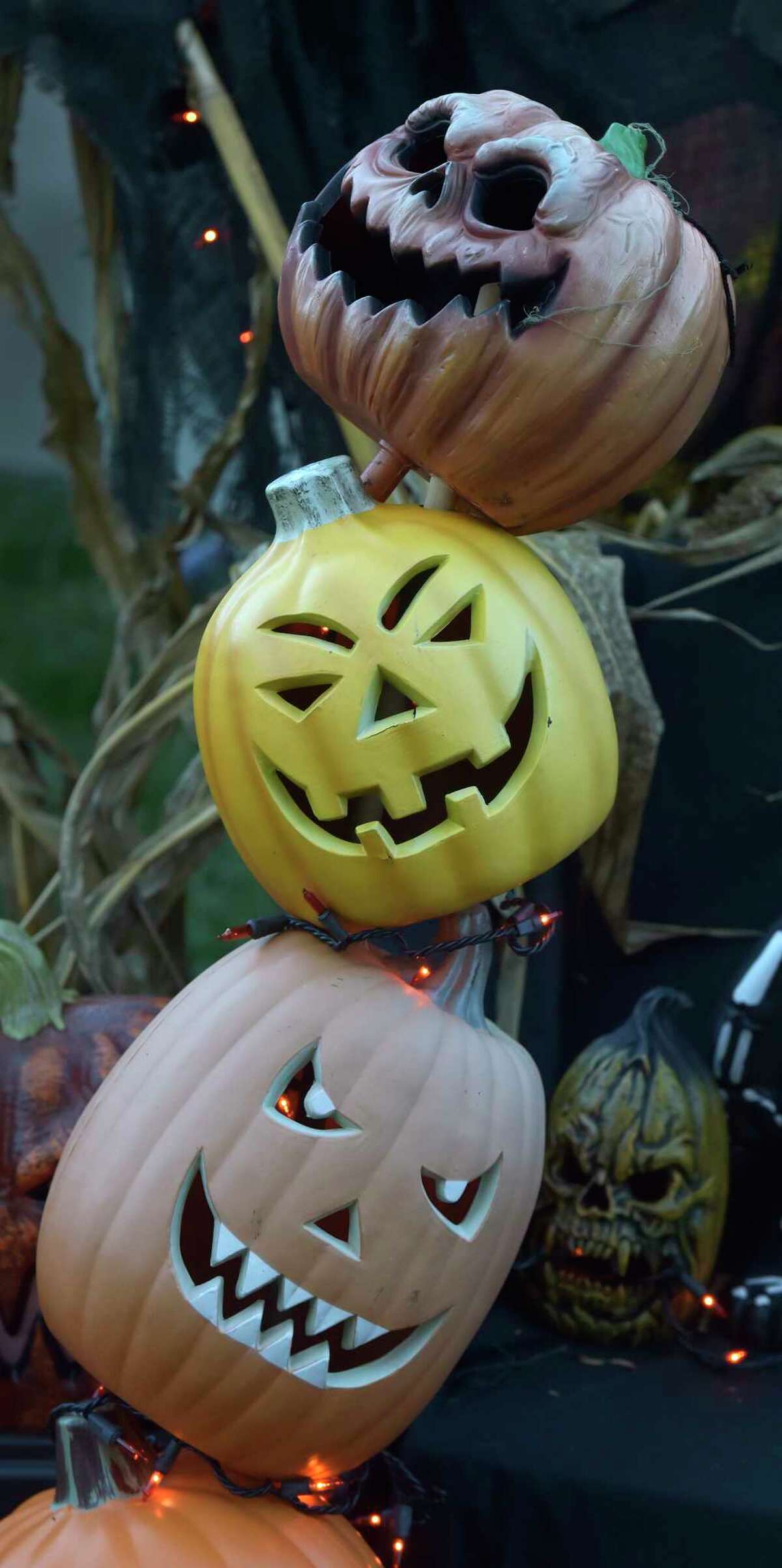 Trumbull's Sterling Road draws Halloween trickortreaters