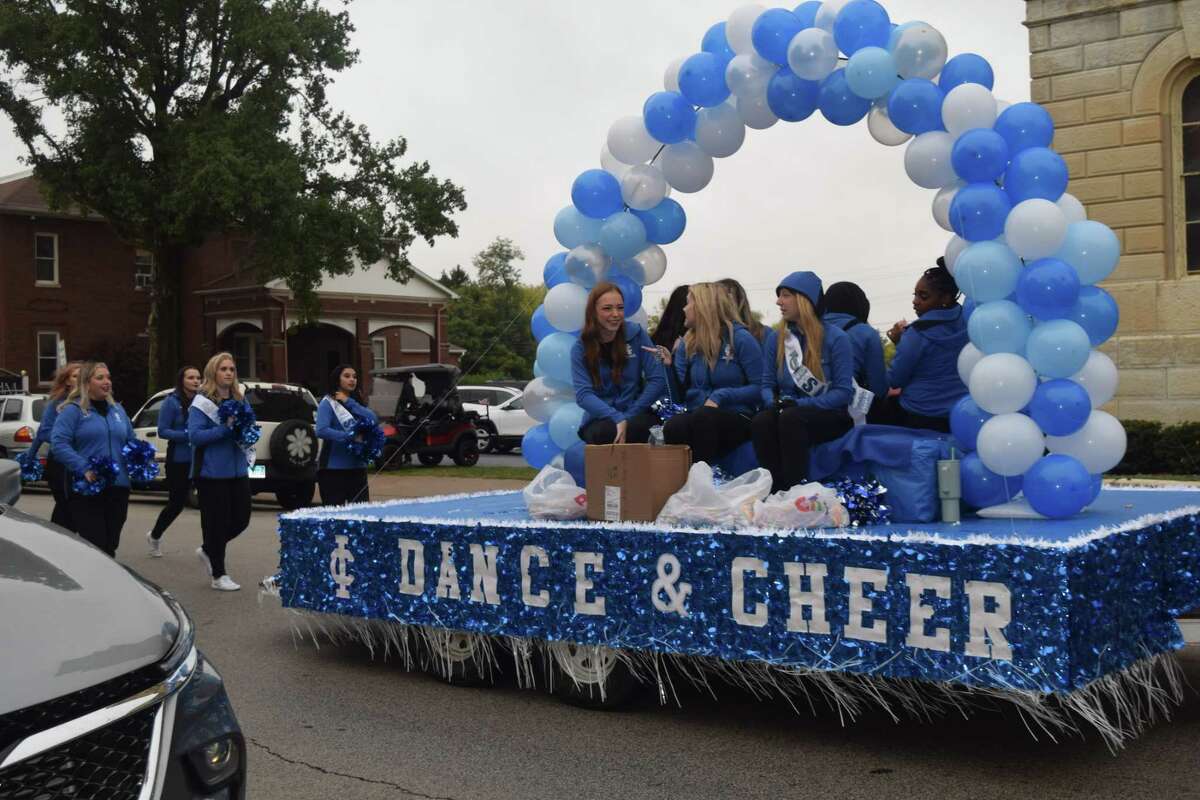 Illinois College parade