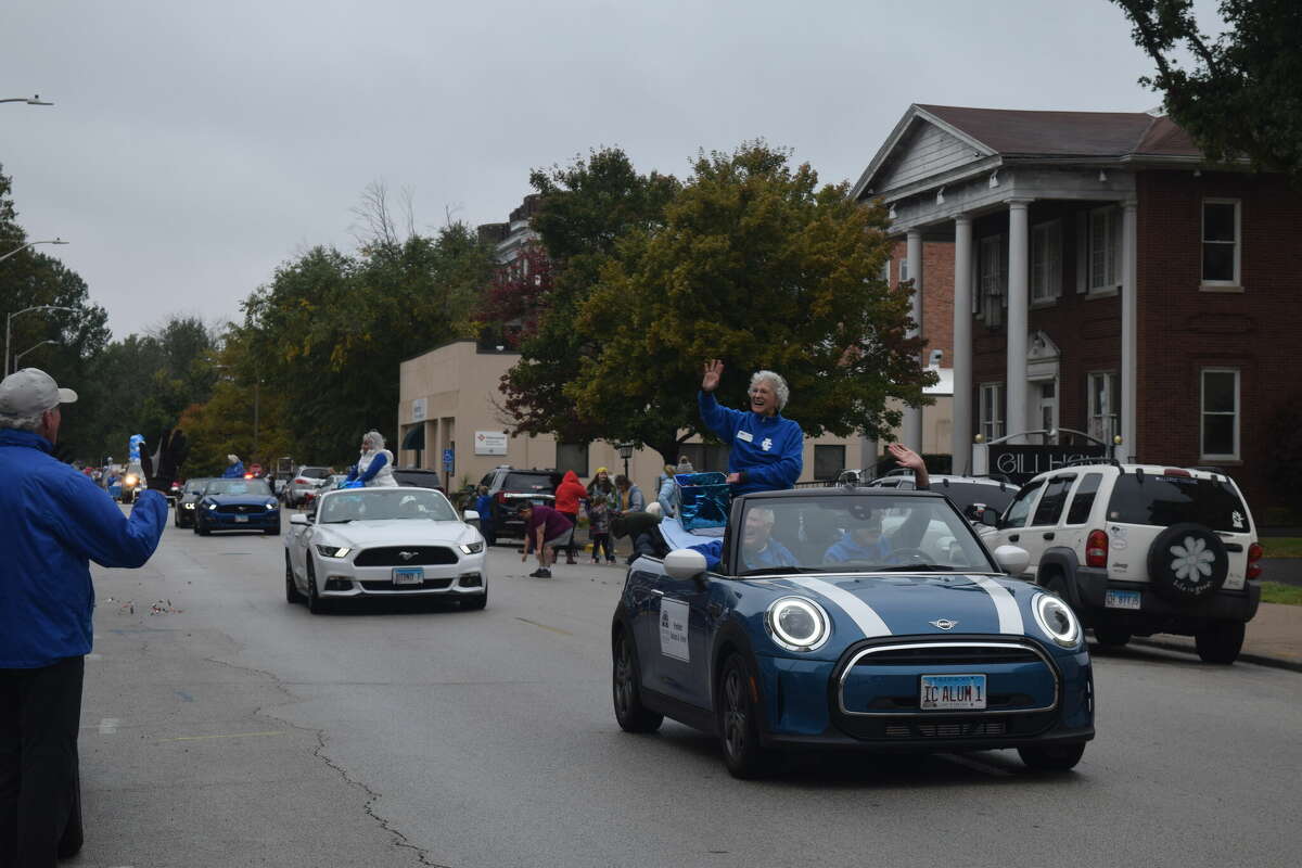 Illinois College parade