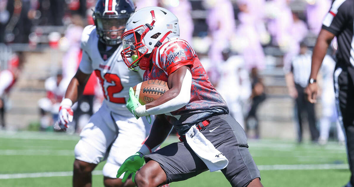 Nifemi Rufai helps Fort Bend Travis Tigers secure playoff spot