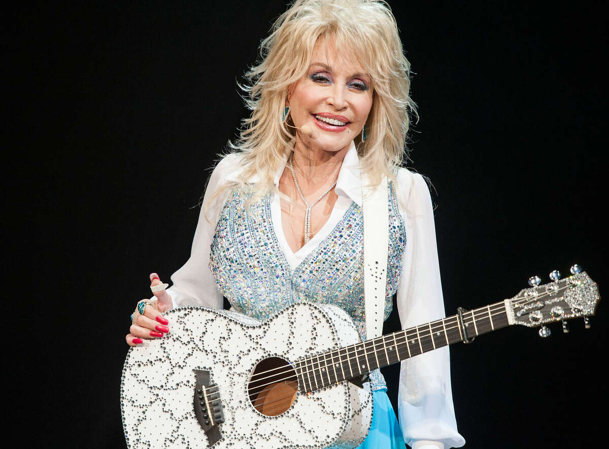 Dolly Parton to perform at Thanksgiving Day halftime show in Dallas