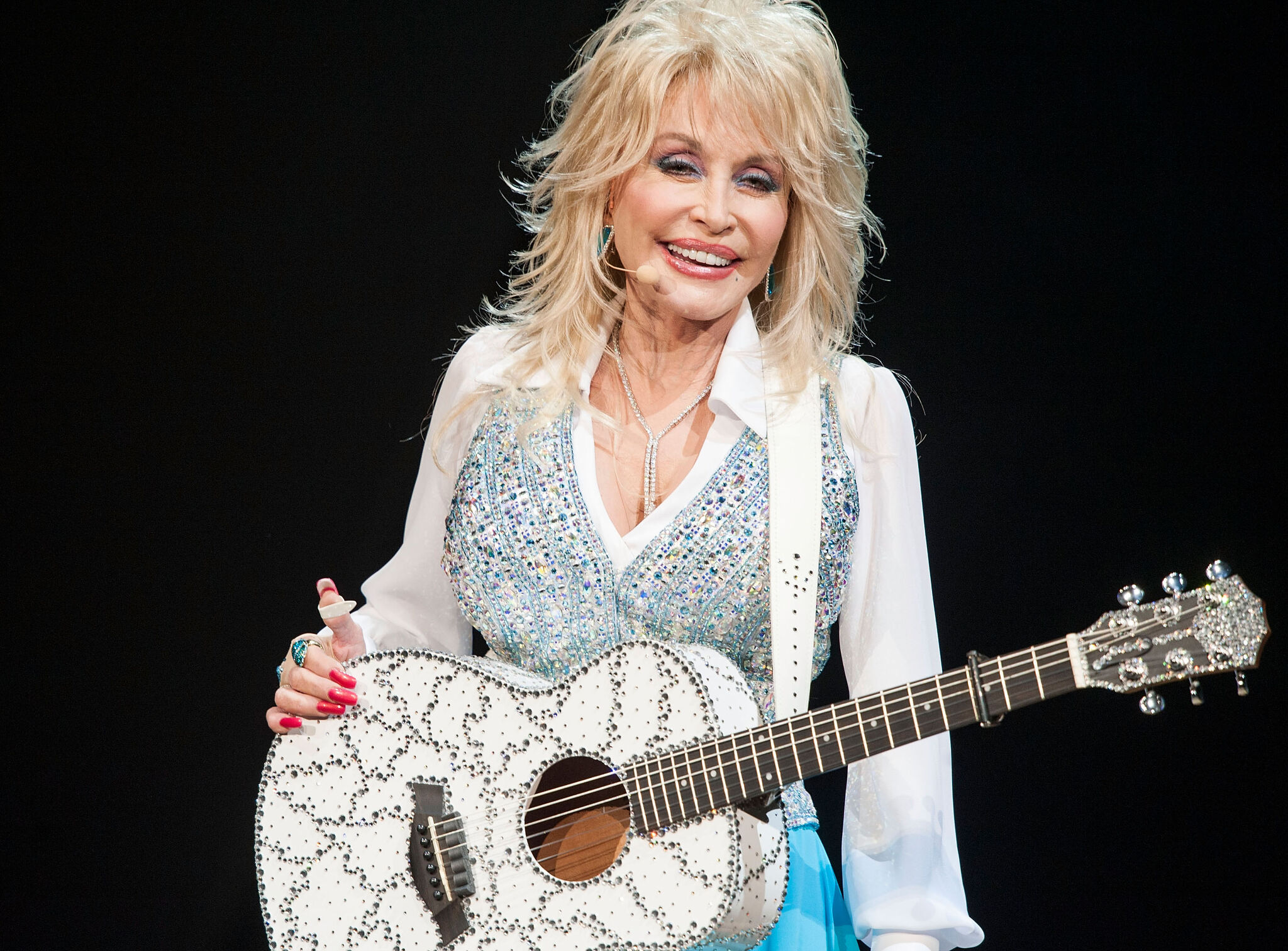 Dolly Parton Plays NFL Halftime Show As Dallas Cowboys Cheerleader, Sings  Hits