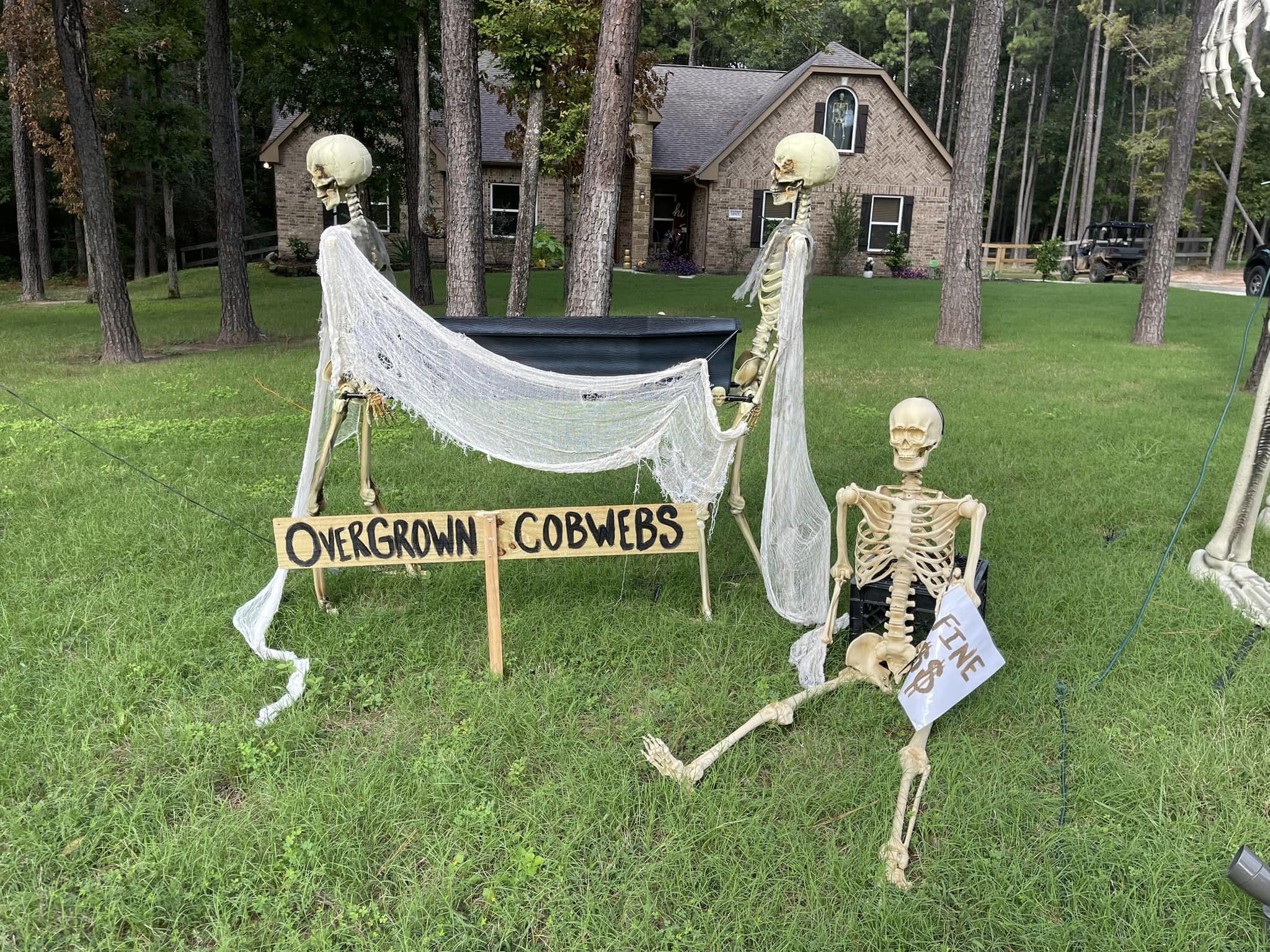 Willis family pokes fun at HOA with skeleton-themed Halloween display