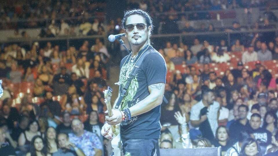 VIDEO: Chris Pérez plays national anthem on guitar before Texans game