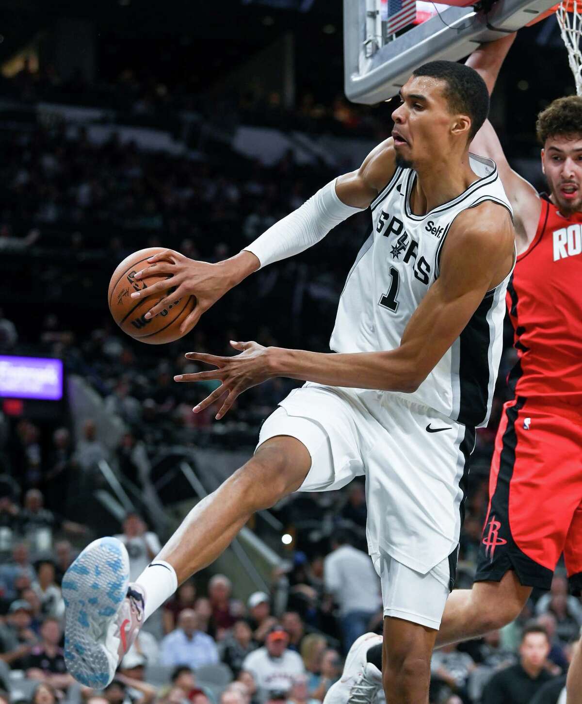 Warriors top Rockets, gear up for Spurs Wednesday