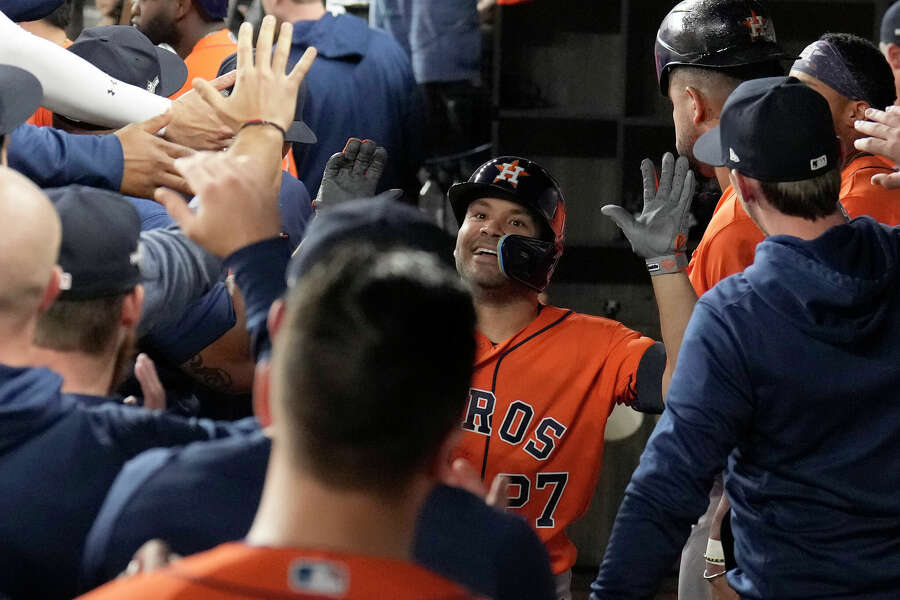 Altuve y Javier conducen a Astros a victoria para acercarse a