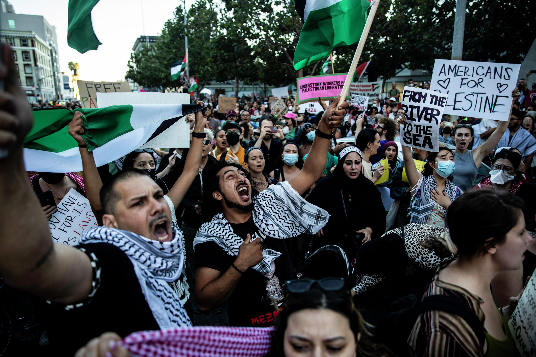 抗议者将自己锁链在旧金山联邦大楼，反对向以色列提供军事援助