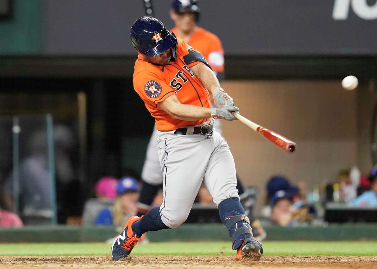 Astros' Jose Altuve once again leads with his bat in ALCS Game 4 win