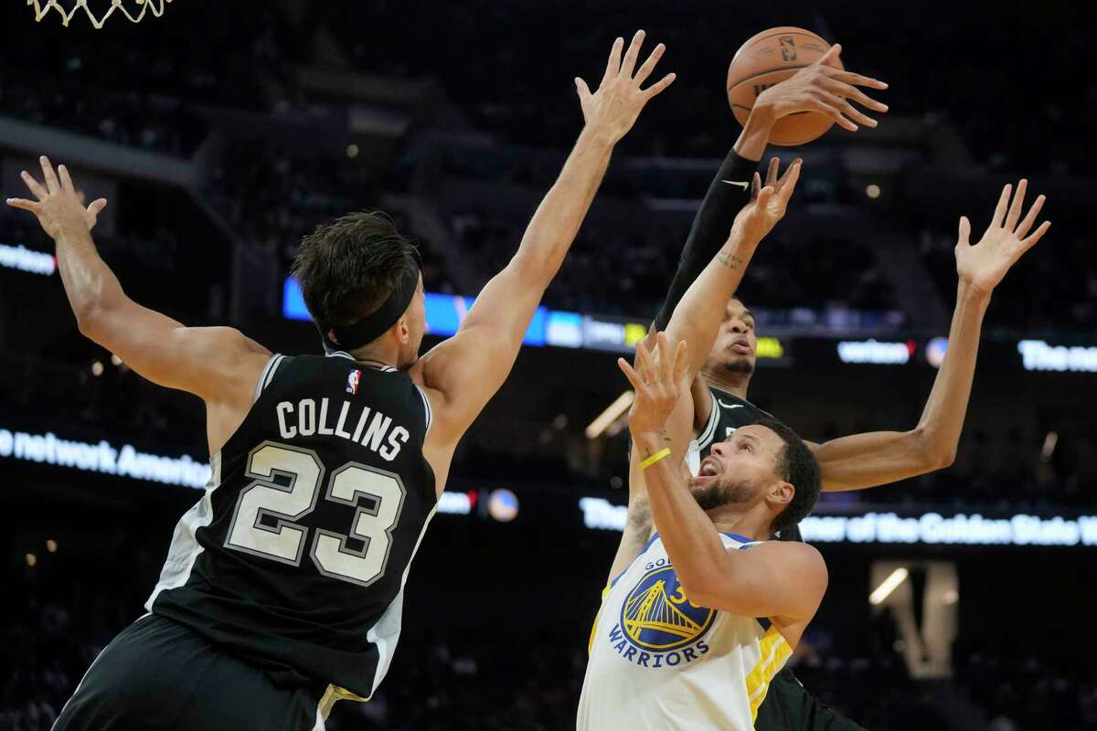 Jeremy Sochan of the San Antonio Spurs dunks during the first half