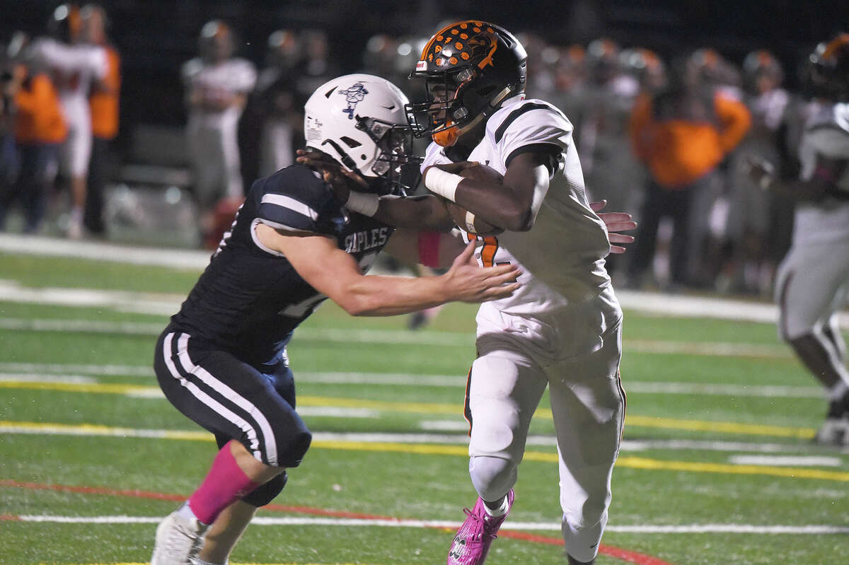 Staples football defeats Stamford behind defense, Caleb Smith's runs