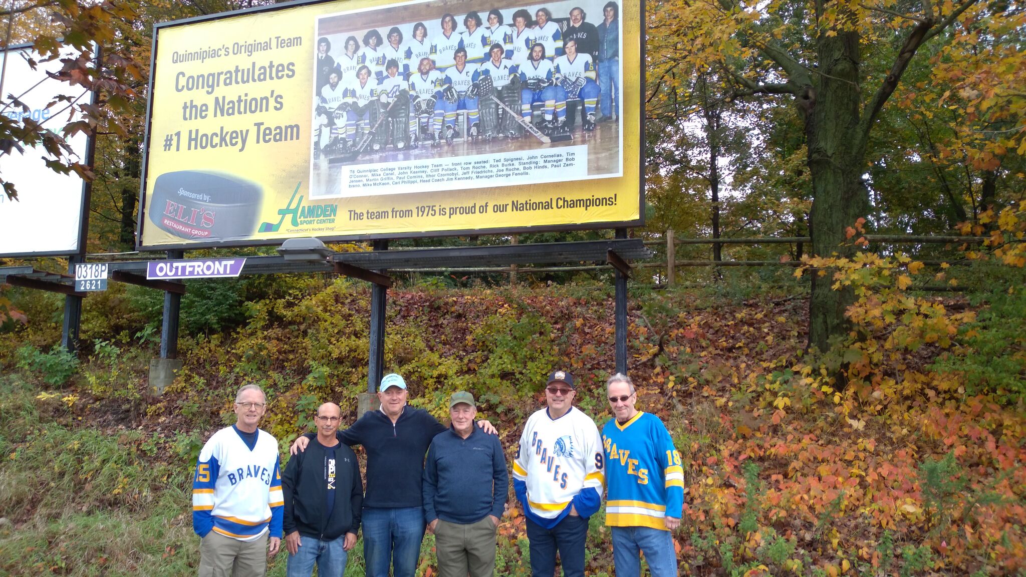 Photo of Quinnipiacov prvý hokejový tím, ktorý získal ocenenie šampiónov NCAA 2023 na billboardoch