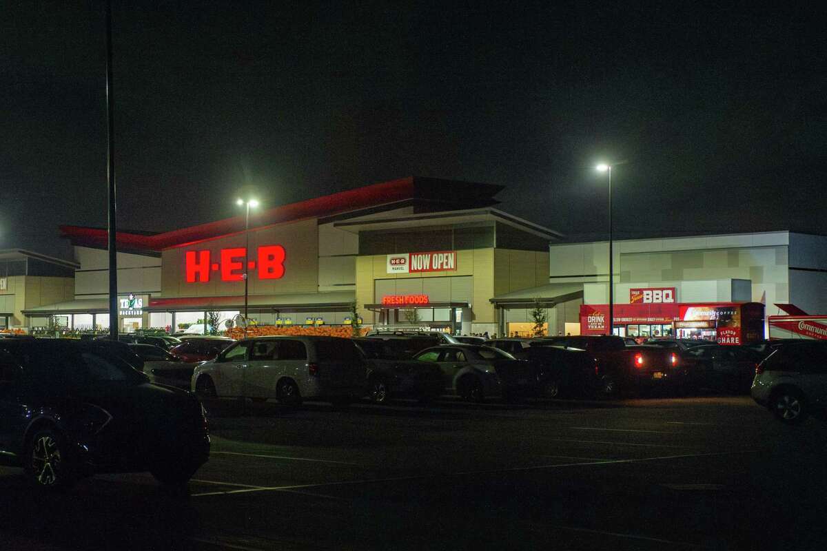 Cars fill the parking lot early Wednesday, morning as HEB prepares to open in Manvel, Wednesday, Oct. 25, 2023.