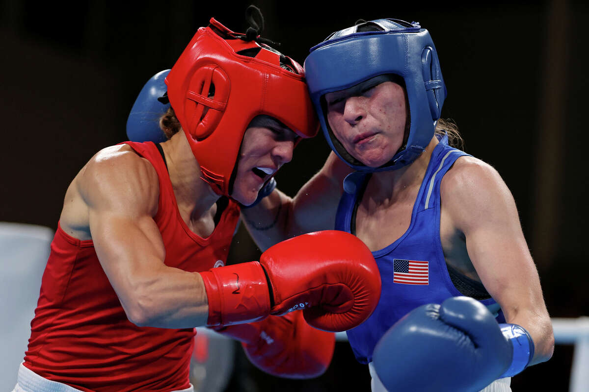 Jennifer Lozano pelea contra Mackenzie Wright de Canadá durante el campeonato de 50 kg en los Juegos Panamericanos el viernes 27 de octubre de 2023 en Santiago, Chile.