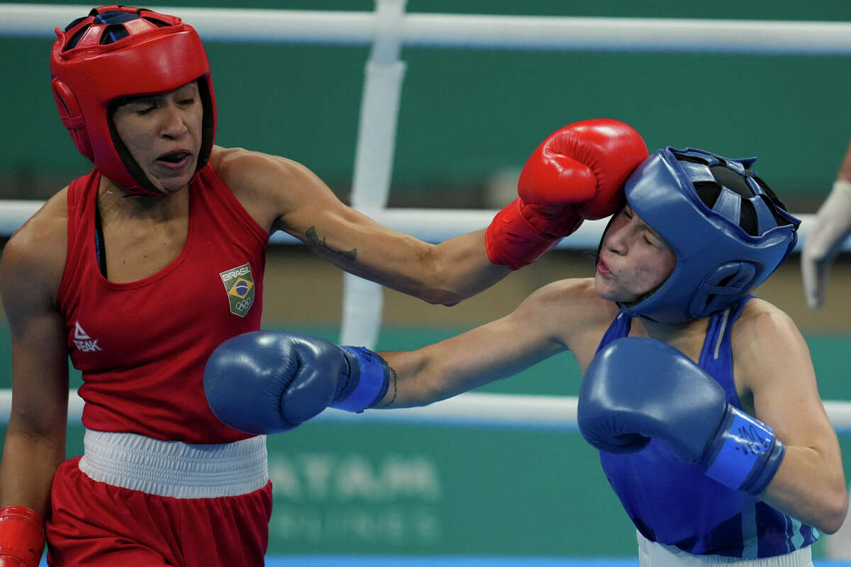 Jennifer Lozano pelea contra Caroline Barbosa de Almeida de Brasil durante el campeonato de 50 kg en los Juegos Panamericanos el viernes 27 de octubre de 2023 en Santiago, Chile.