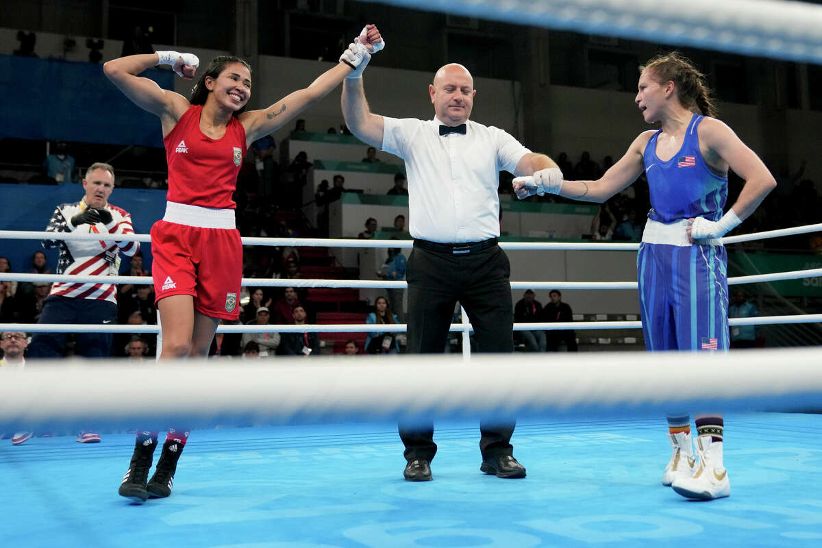 Jennifer Lozano pelea contra Caroline Barbosa de Almeida de Brasil durante el campeonato de 50 kg en los Juegos Panamericanos el viernes 27 de octubre de 2023 en Santiago, Chile.