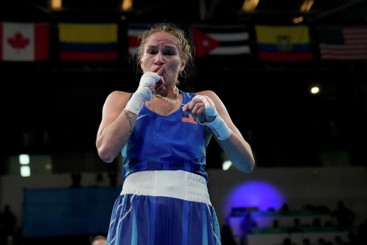 Jennifer Lozano celebra su plaza olímpica tras derrotar a Mackenzie Wright de Canadá en las semifinales de los Juegos Panamericanos, el jueves 26 de octubre de 2023, en Santiago, Chile.