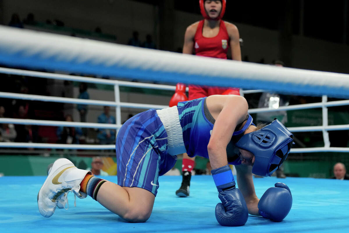 Jennifer Lozano pelea contra Caroline Barbosa de Almeida de Brasil durante el campeonato de 50 kg en los Juegos Panamericanos el viernes 27 de octubre de 2023 en Santiago, Chile.