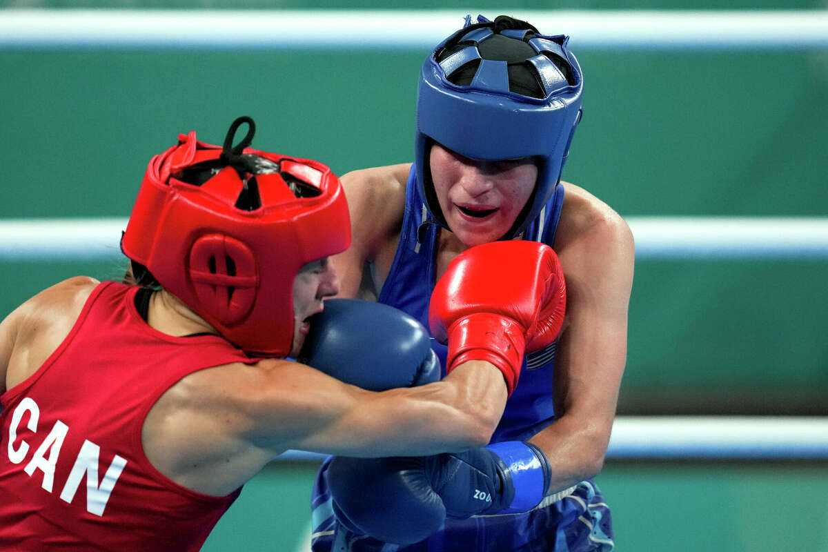 Jennifer Lozano pelea contra Mackenzie Wright de Canadá durante el campeonato de 50 kg en los Juegos Panamericanos el viernes 27 de octubre de 2023 en Santiago, Chile.