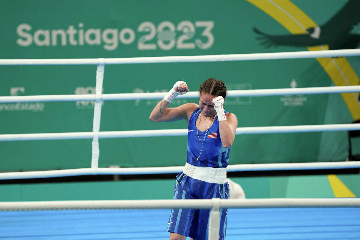 Jennifer Lozano celebra su plaza olímpica tras derrotar a Mackenzie Wright de Canadá en las semifinales de los Juegos Panamericanos, el jueves 26 de octubre de 2023, en Santiago, Chile.