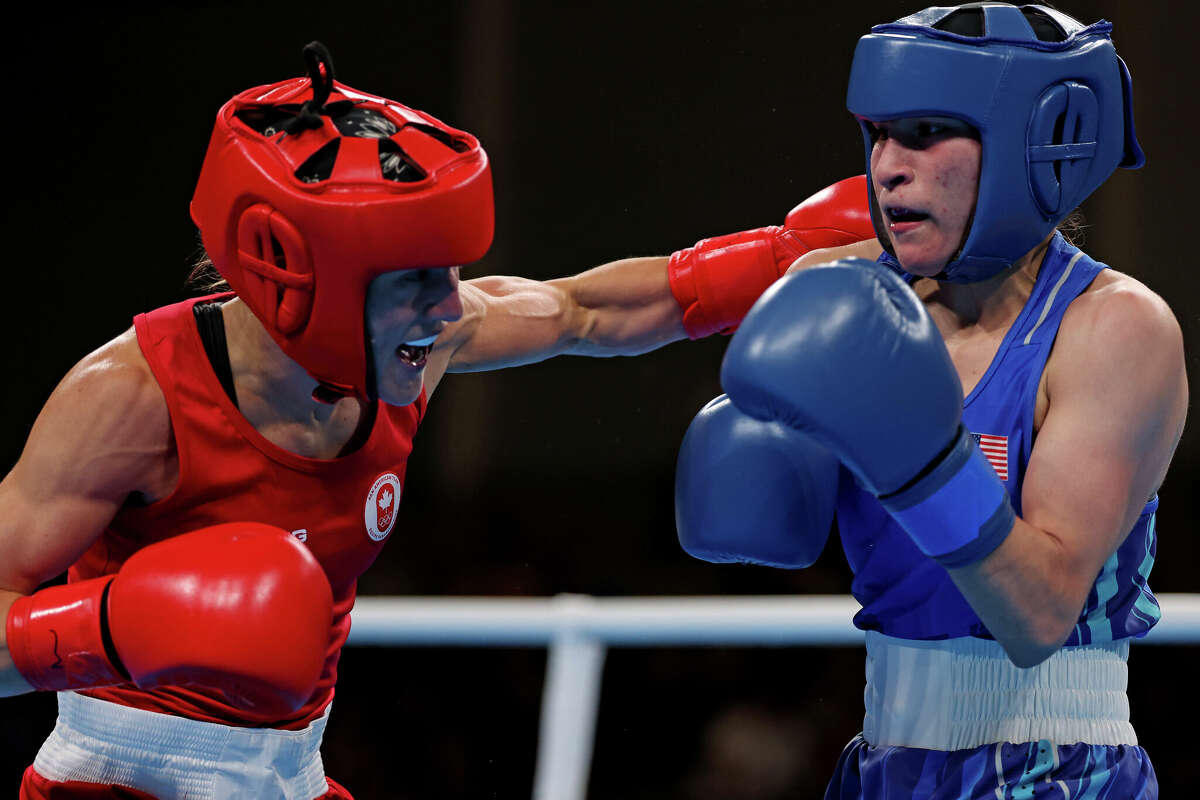 Jennifer Lozano pelea contra Mackenzie Wright de Canadá durante el campeonato de 50 kg en los Juegos Panamericanos el viernes 27 de octubre de 2023 en Santiago, Chile.