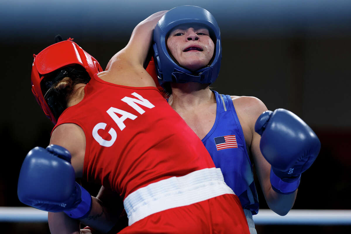 Jennifer Lozano pelea contra Mackenzie Wright de Canadá durante el campeonato de 50 kg en los Juegos Panamericanos el viernes 27 de octubre de 2023 en Santiago, Chile.