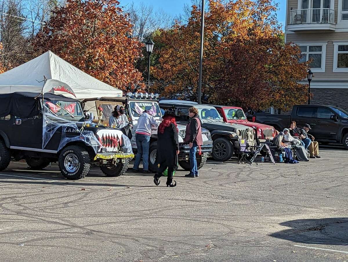 More than 300 Jeep owners flock to Gladwin's Jeep Creep