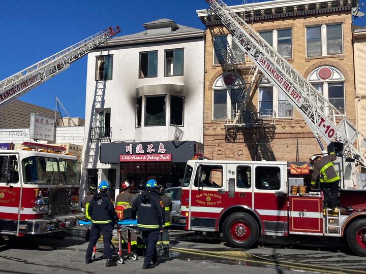 公寓火灾导致旧金山繁忙的克莱门特街封闭