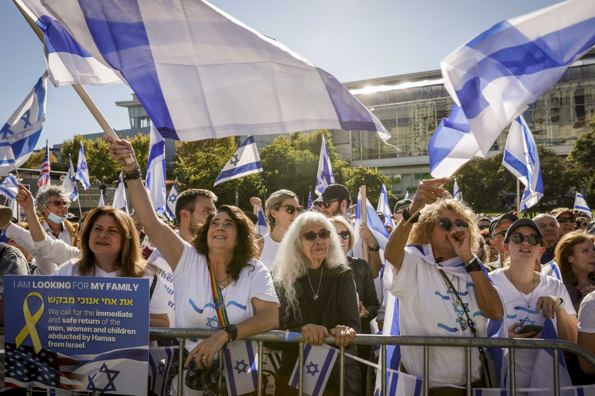 在旧金山的亲以色列集会上，人群在绝望中寻找团结