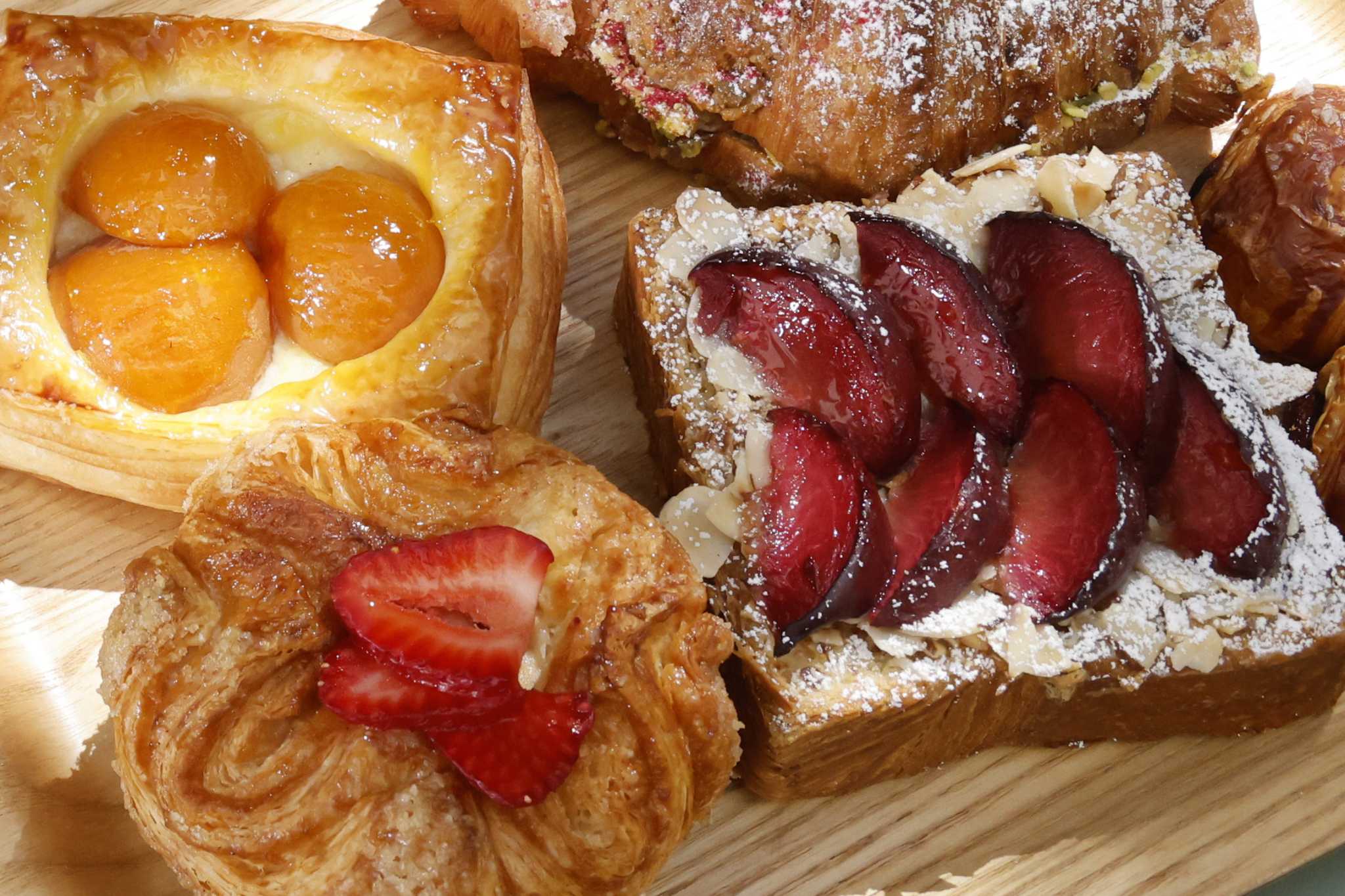 山本達彦／Final Beginnings、La Plage、Croissant All this talk of La Bou croissants had me craving one : r