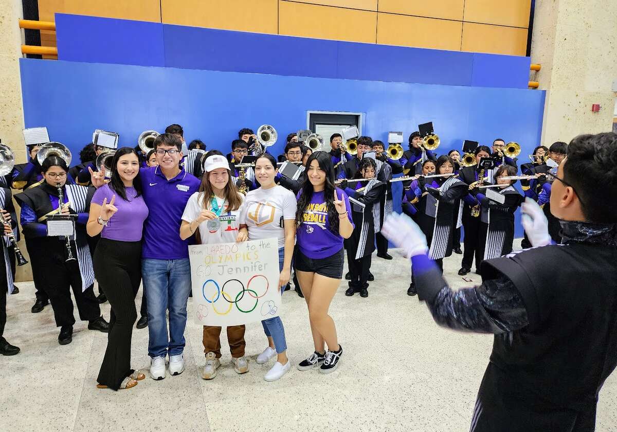 Laredo's new Olympian Lozano greeted by hundreds, honored with holiday
