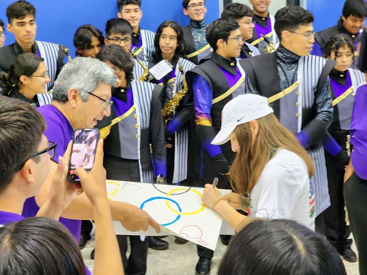 Laredo's new Olympian Lozano greeted by hundreds, honored with holiday