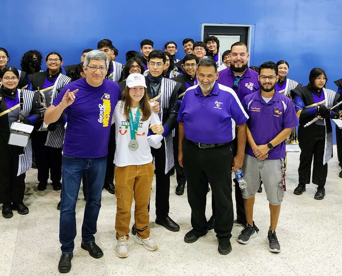 Laredo's new Olympian Lozano greeted by hundreds, honored with holiday