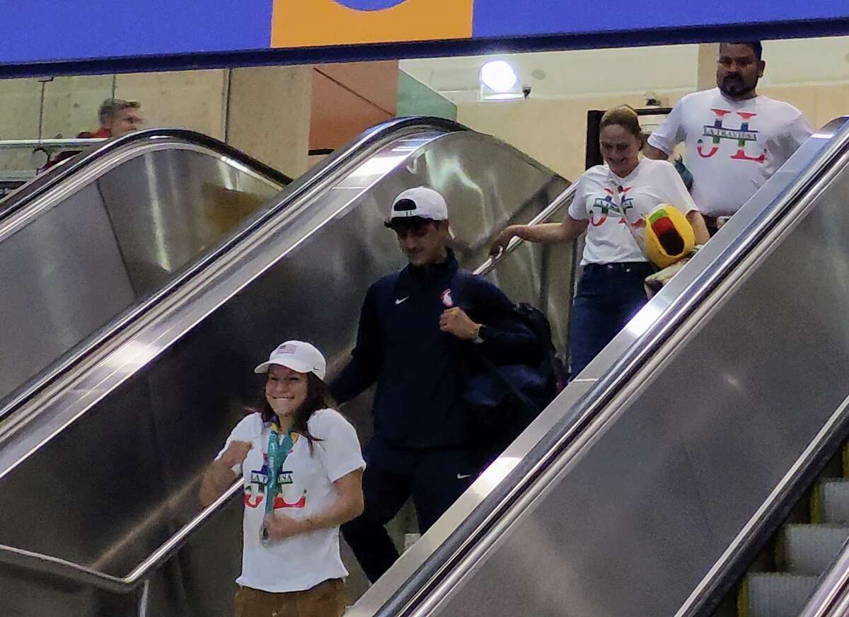Laredo's new Olympian Lozano greeted by hundreds, honored with holiday
