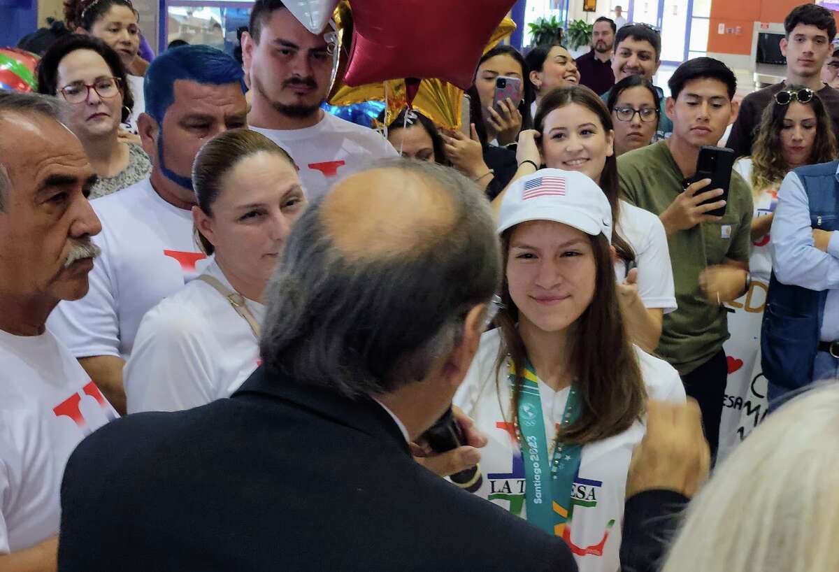 Laredo's new Olympian Lozano greeted by hundreds, honored with holiday