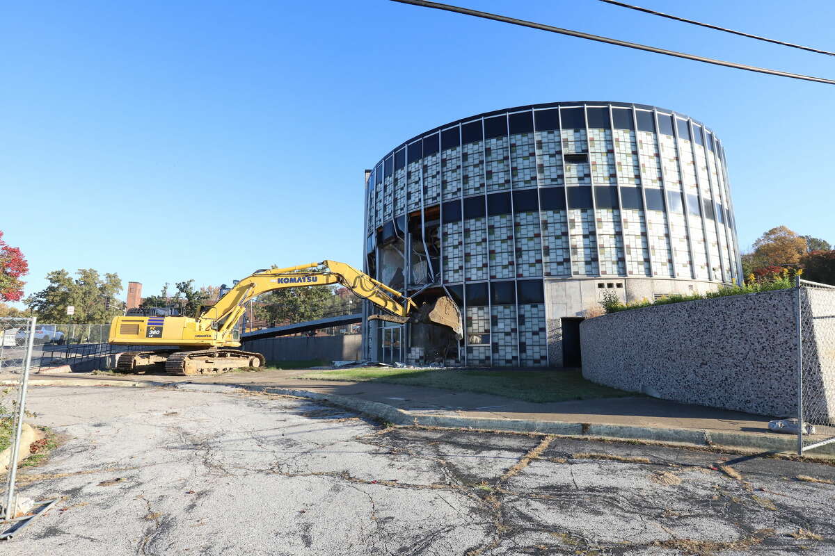 Old East Alton bank comes down
