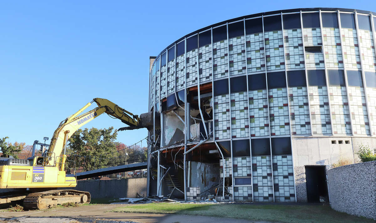 Old East Alton bank comes down