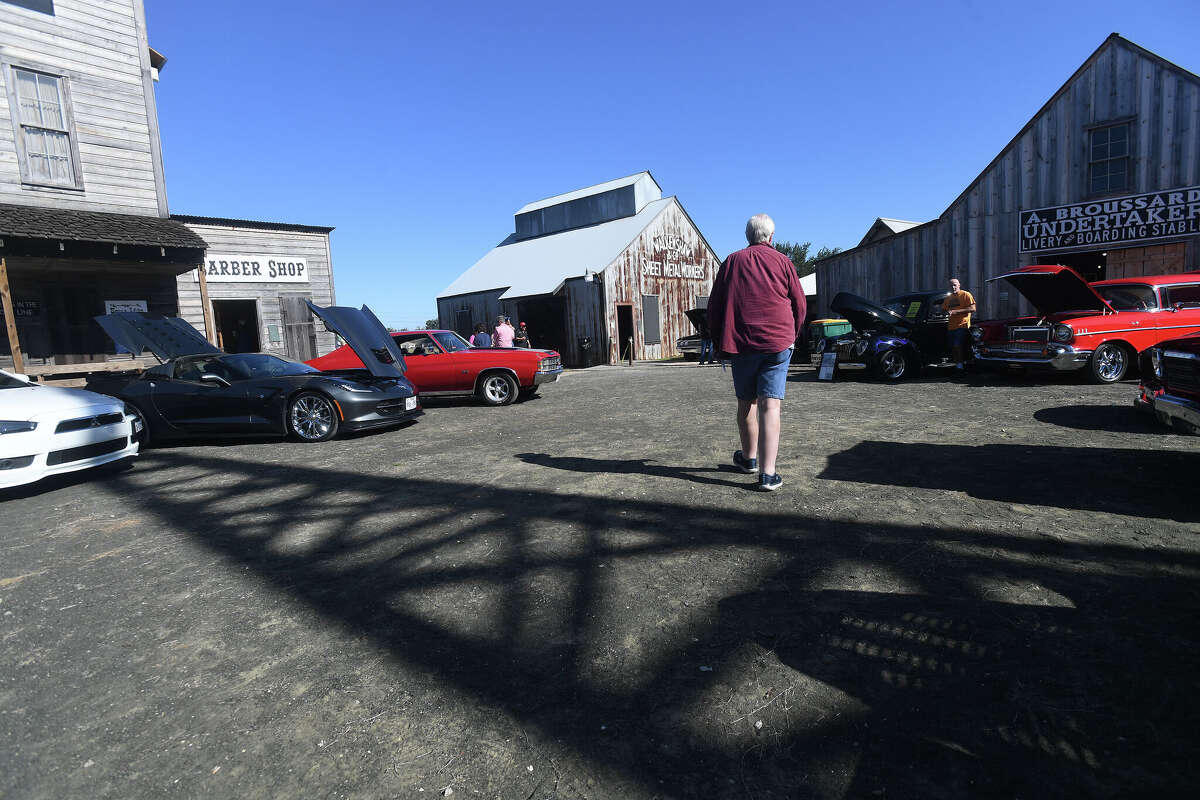 Spindletop Museum holds classic car show for Lamar