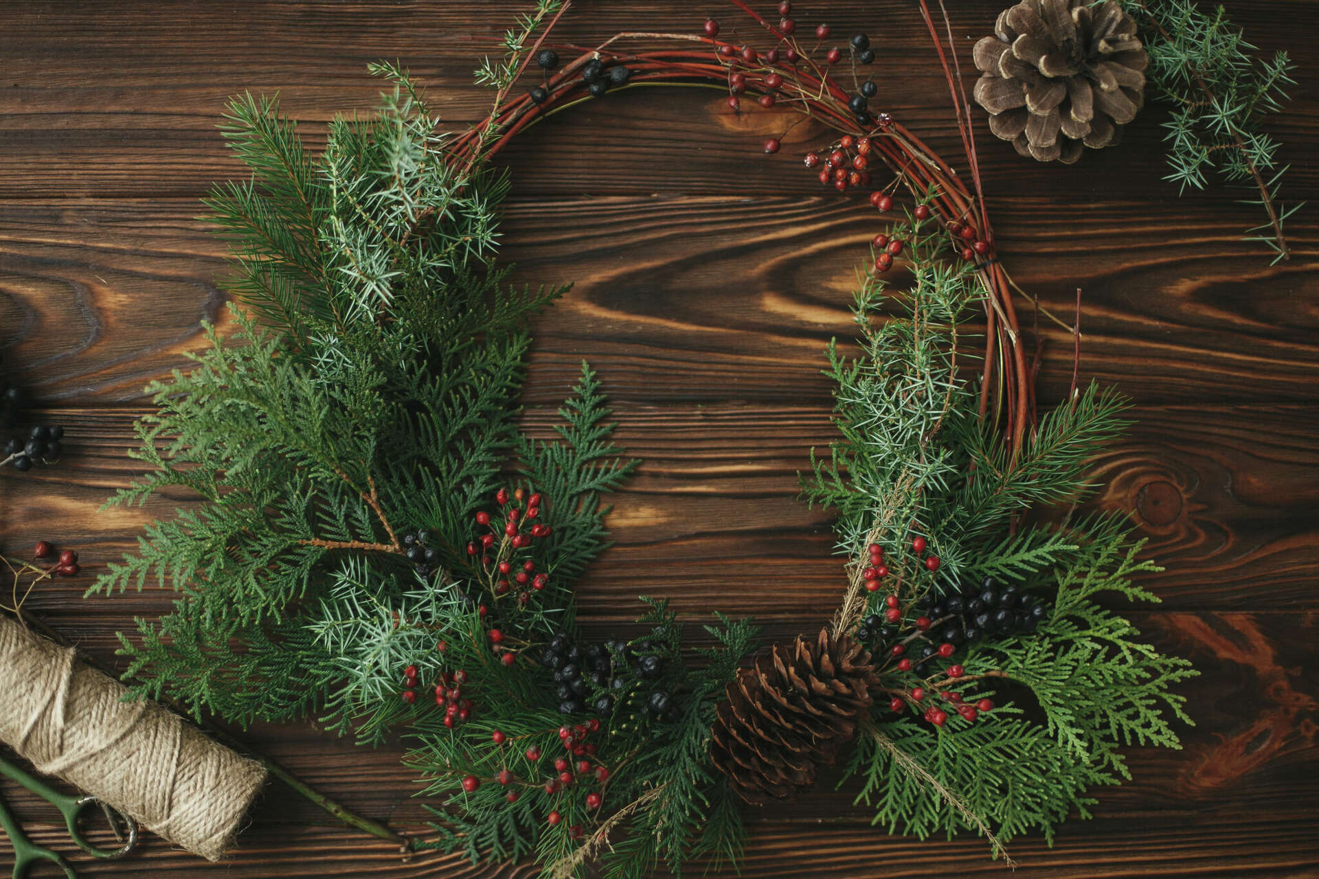 How to Preserve Cedar Branches for Beautiful Holiday Decorations