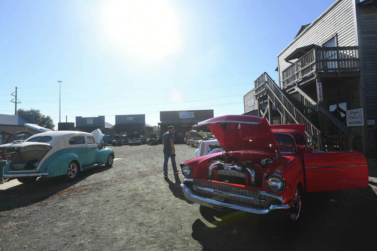 Spindletop Museum holds classic car show for Lamar