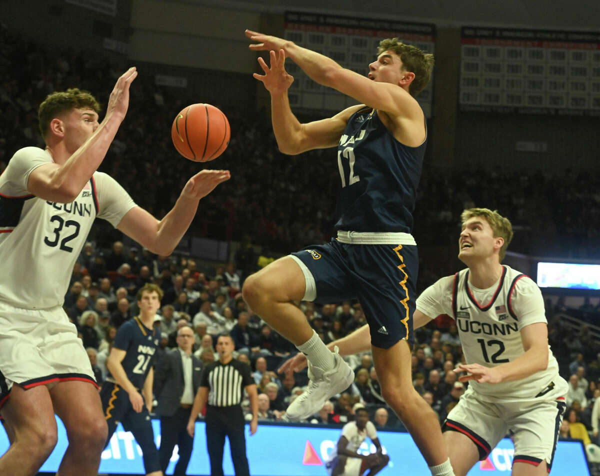 Donovan Clingan Reflects On First Start For UConn Men's Basketball