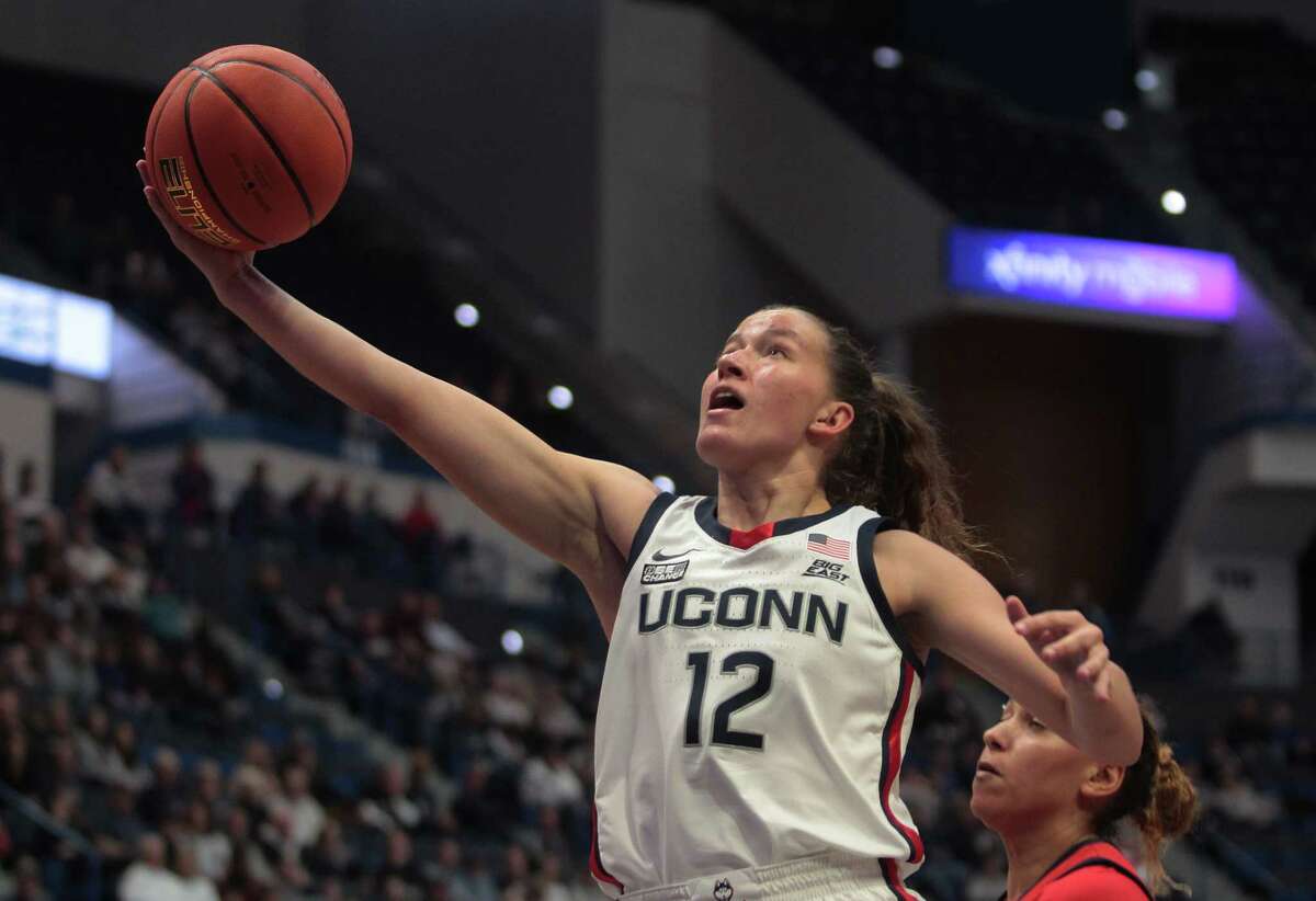 Ashlyn Shade, de 12 años, de la Universidad de Washington, deja el balón para dos puntos durante el partido de baloncesto universitario femenino contra Dayton el miércoles 8 de noviembre de 2023, en el XL Center Arena en Hartford, Connecticut.
