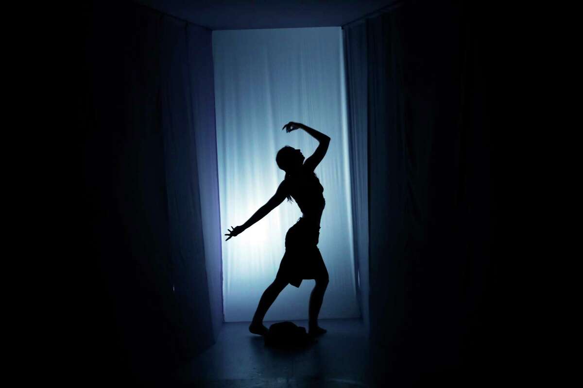 凯瑟琳·纽曼在表演中跳舞 