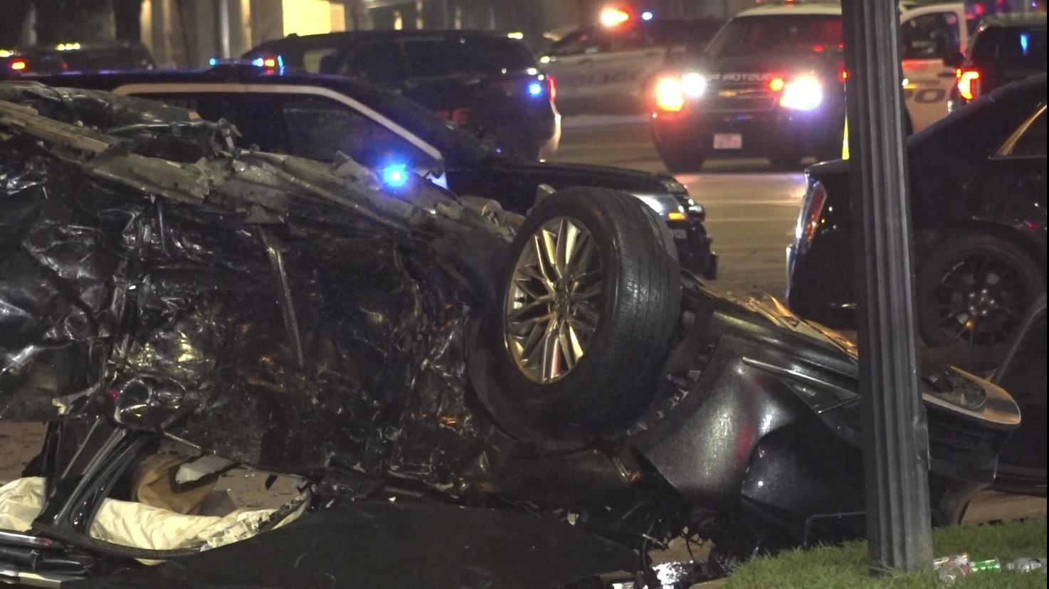 6 dead after early morning high-speed crash at downtown Houston intersection