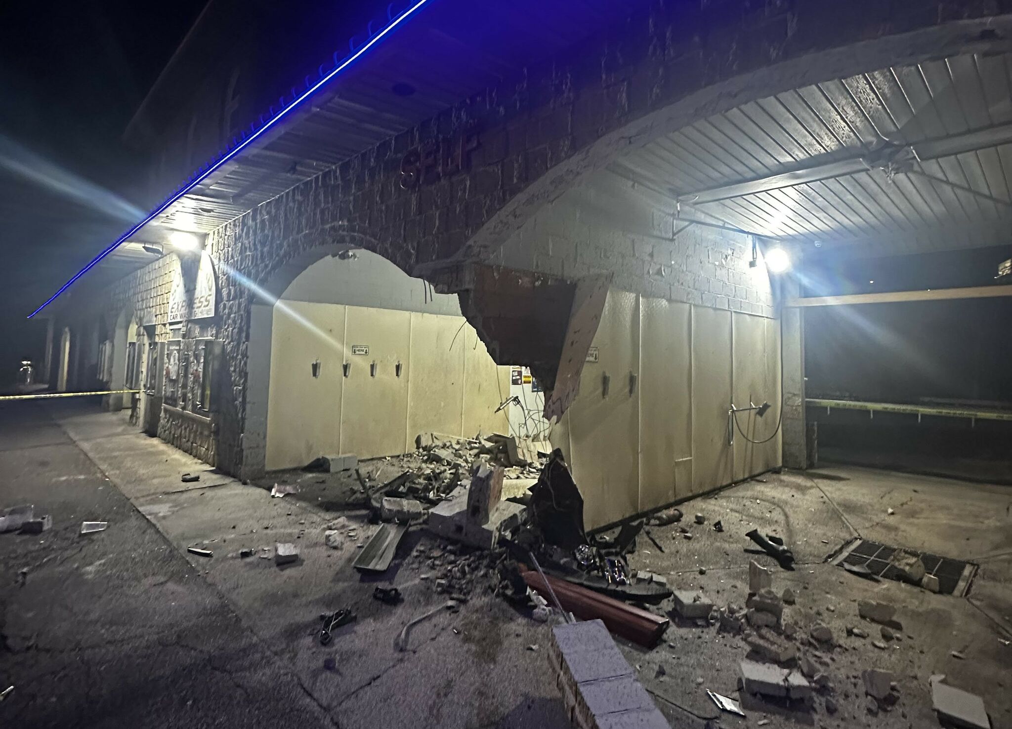 Video Van swerves off road, crashes into Waterbury car wash