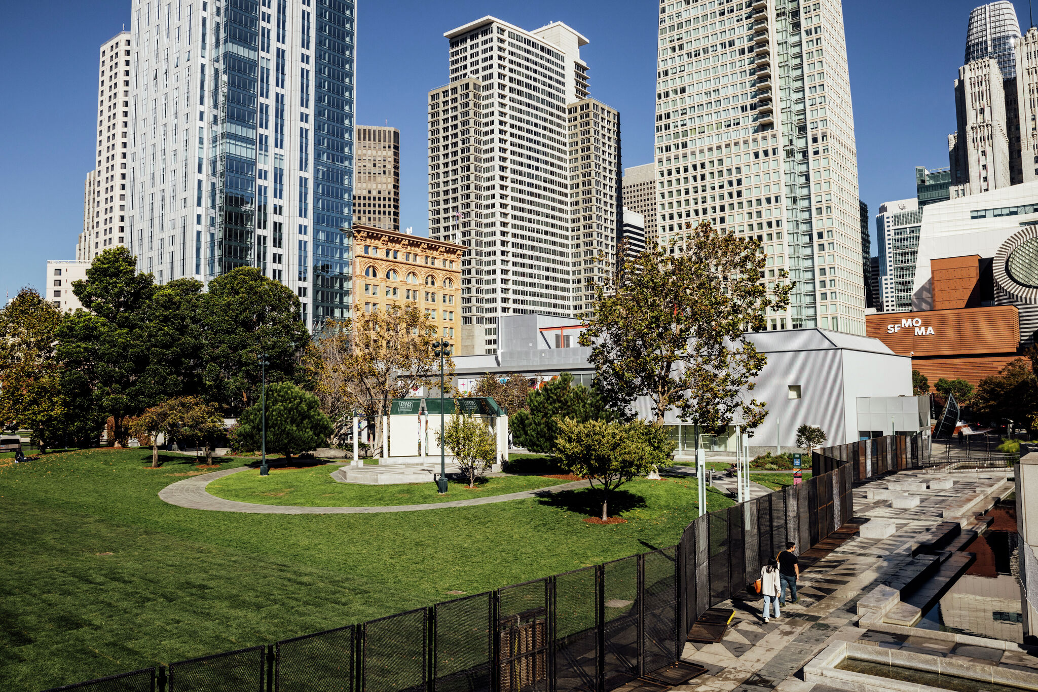 亚太经合组织（APEC）安保区域在旧金山建起了高围栏。让我们来看看它是什么样子的