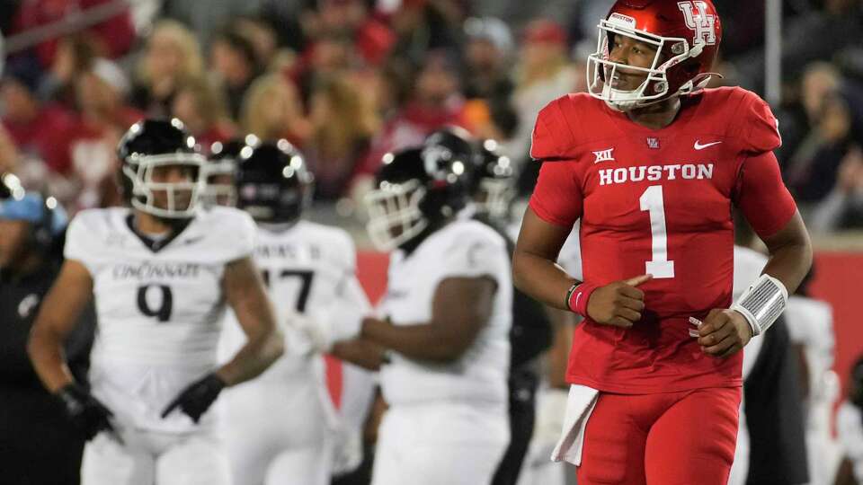 Houston Cougars quarterback Donovan Smith (1) jogs back to the huddle after throwing an incompletion during the second half of a NCAA college football game at TDECU Stadium, Saturday, Nov. 11, 2023, in Houston.