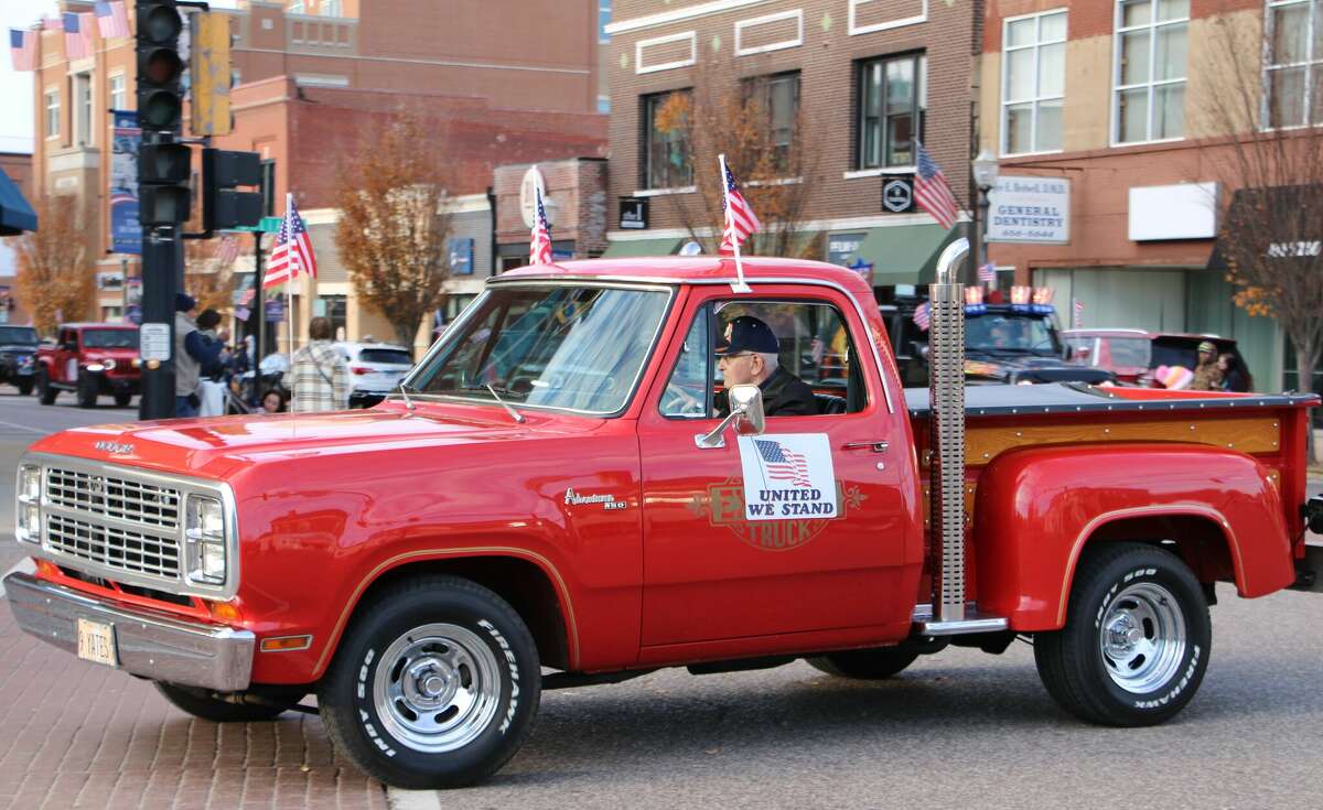 Is the post office open on veterans day in massachusetts