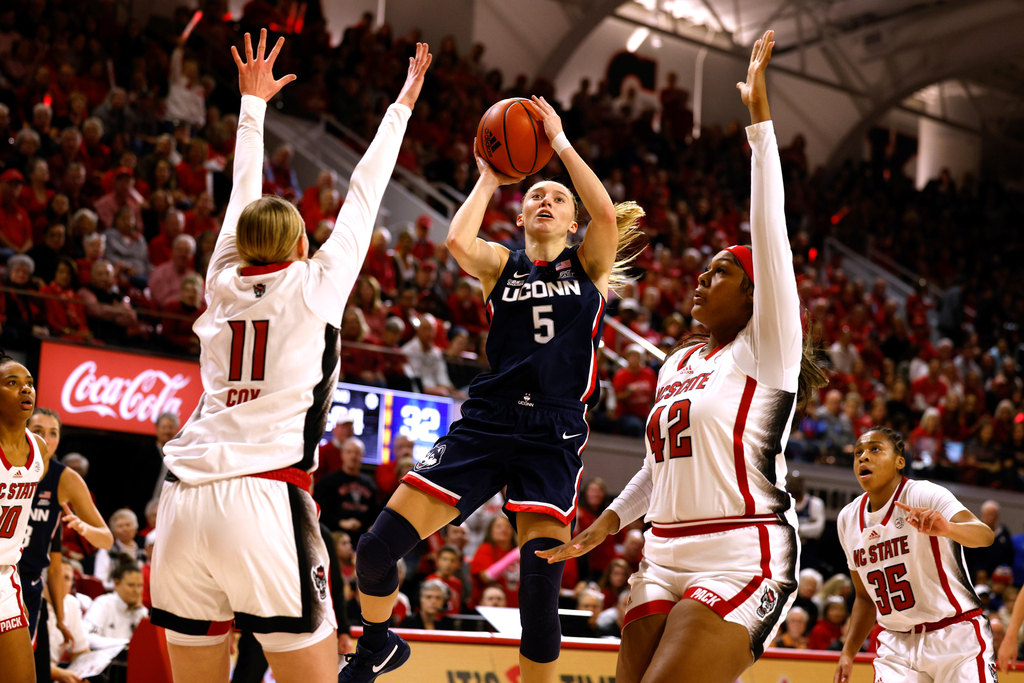 UConn women's basketball team falls to No. 8 in AP Poll